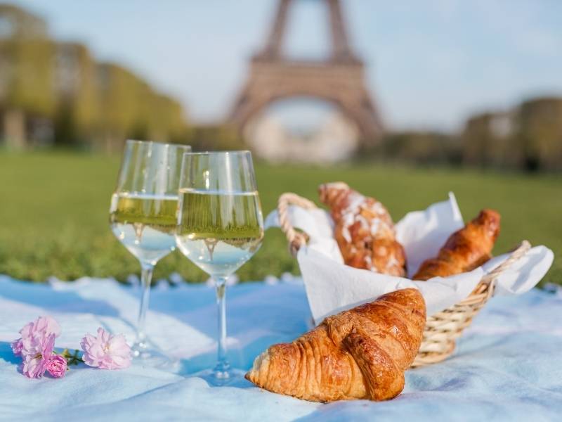 Second reason to visit paris, food, example - croissant